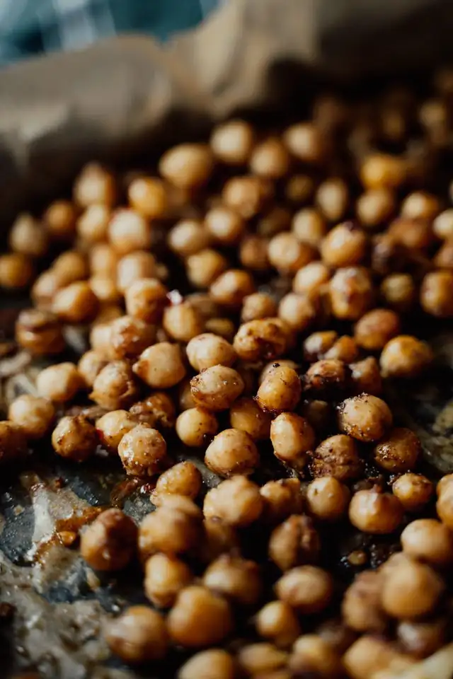Geröstete Kichererbsen, ein ayurvedischer und gesunder veganer Snack, voll von Nährstoffen, ideal für ein vegetarisches Gericht.
